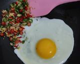 Foto langkah ke 4 dari resep Nasi Telur Ceplok Kecap.