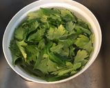 Une image de l'étape 1 de Pesto de céleri branche à l ail,pistaches et parmesan.