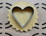Foto del paso 6 de la receta: ❤️ Heartshaped raspberry filled cookies - Galletas corazón rellenas de frambuesa ❤️