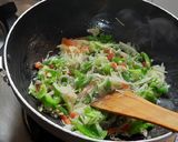 A picture of step 5 of Maggi noodles mix vegetables Chinese Hakka noodles style.