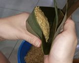 Foto langkah ke 4 dari resep Bakcang (cara melipat daun) 4/4.