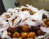 A picture of step 3 of Pyazi Kala Chana.
