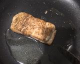 Foto langkah ke 2 dari resep Fried Salmon with Mushroom Sauce.