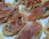 Foto del paso 6 de la receta: Bruschetas con jamón crudo y pesto