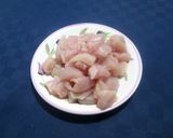 Foto del passaggio 1 della ricetta Pollo con mela uvetta e frutta secca