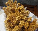 Foto langkah ke 3 dari resep Jamur Enoki Crispy.
