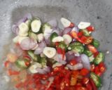 Foto langkah ke 4 dari resep Cumi Kering Tomat Ijo.