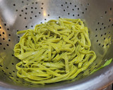 Foto del paso 2 de la receta: Tagliatelle con burrata, gambas, pistachos tostados y aliño de albahaca