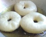 Foto langkah ke 7 dari resep Donat Gula Warna Warni Empuk Puk Puk.