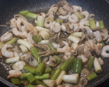Foto del paso 2 de la receta: Revuelto de ajetes tiernos y champiñones