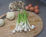 Foto del paso 1 de la receta Tortilla de patatas con ajos tiernos y setas
