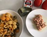 Foto del paso 1 de la receta: Pasta con atún y gambitas, one pot