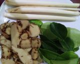Foto langkah ke 1 dari resep Wedang Laos Jeruk Purut.