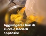 Foto del passaggio 4 della ricetta Busiate con tenerumi, zucca e fiori