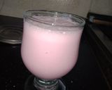 A picture of step 3 of Strawberry shake.