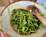 Foto langkah ke 5 dari resep Tumis Kangkung Keong Pedas.