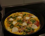 Pas rețetă Omletă cu roșii, mozzarella, salam, cașcaval și pătrunjel 5 fotografie