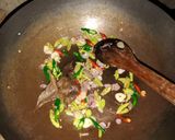 Foto langkah ke 4 dari resep Tumis Kikil Pedas Manis.