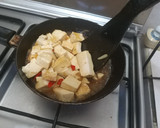 Foto langkah ke 6 dari resep Tumis Tahu Halus Pedas.