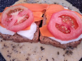 Sándwich de mozzarella, zanahoria y tomate envuelto en tortilla