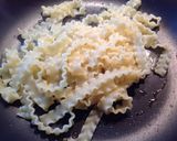 Foto del passaggio 8 della ricetta Mafalde con pesce persico, crema di peperoni, e zucchine grattugiate