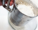 Foto del paso 2 de la receta: Bizcocho de yogur con vainilla