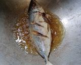 Foto langkah ke 1 dari resep Ikan Kembung Goreng Siram Brambang Lombok.