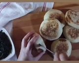 Foto del passaggio 5 della ricetta Panini in padella tipo naan con ricotta fresca e erbe selvatiche 🌷