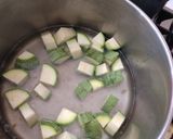 Foto del paso 3 de la receta: Chicharrón en salsa verde con calabazas