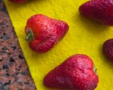 Foto del paso 1 de la receta: Frutillas maceradas con glicina sobre skyr de producción nacional 🇦🇷 🍓con toque de sal Maldon 🧂