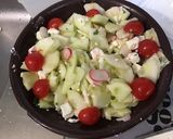 Une image de l'étape 8 de Salade de concombre, radis, tomates à la menthe et feta.