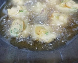 A picture of step 3 of Kanda Bhaji.