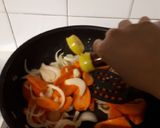 Foto langkah ke 5 dari resep Tumis champignon wortel dan zuchini.