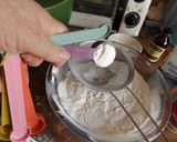 Foto del paso 2 de la receta Budín de nueces pecanas y pistachos, con desmigado