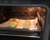 Foto del paso 1 de la receta: Ensalada fresca y distinta con patatas asadas con trufa