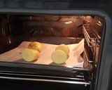 Foto del paso 1 de la receta: Ensalada fresca y distinta con patatas asadas con trufa
