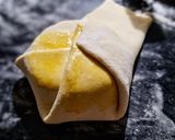 Foto del paso 2 de la receta: QUESO🧀BRIE Hojaldrado🥐, en Cama de Pesto🌿...!