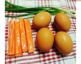 รูปขั้นตอนการทำที่ 1 ของ 🥚🦀ไข่เจียวปูอัด - Crab Stick Omelette
