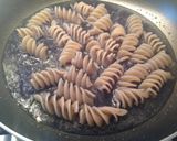 Foto del passaggio 7 della ricetta Fusilloni con cavolfiore viola e ragù di tastasale