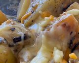 Foto del paso 3 de la receta: Papas al ajo y romero con gratín de cheddar y mozzarella