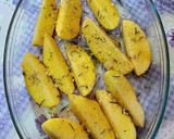 Foto del paso 2 de la receta: Cuartos traseros de pollo asados al horno con patatas nuevas
