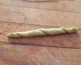 Foto del passaggio 6 della ricetta Trofie di farro ai due pesti,burrata e basilico fritto