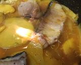 Foto del paso 5 de la receta: Emperador sobre lecho de patatas, cebolla y manzana con cúrcuma