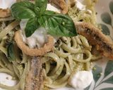 Foto del passaggio 9 della ricetta Linguine all acciughe, pesto di basilico, burrata e pistacchi con acciughe croccanti