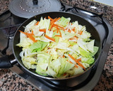 Foto del paso 5 de la receta: Fideos chinos con gambas y pollo