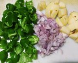सिमला बटाटा भाजी (shimla batata bhaji recipe in marathi) रेसिपी स्टेप 1 फोटो 
