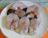 Foto del paso 1 de la receta: Merluza con navajas en salsa marinera