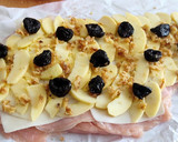 Foto del paso 1 de la receta: Redondo de pavo con manzana, ciruelas y nueces