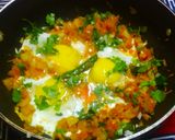 अफगानी एग ऑमलेट विदपोटॅटोजअँडटोमॅटोज (afghani egg omlet with potato' and tomato's recipe in marathi) रेसिपी स्टेप 4 फोटो 