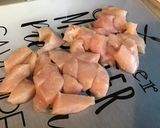 Une image de l'étape 2 de Poulet au curry,poivrons tricolores et pruneaux.